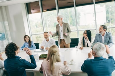 Una interim manager en una reunion de negocios liderando un equipo para superar los retos críticos del 2026