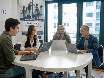 Consultores de Servitalent revisando el proceso de selección bajo la triple Certificación ISO 9001, 10667-2 y 27001.