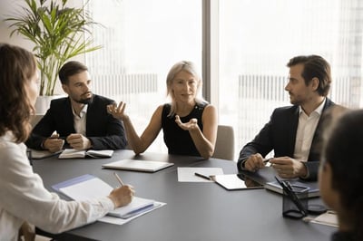 Comité de dirección en una reunión tensa evaluando el rendimiento de un directivo