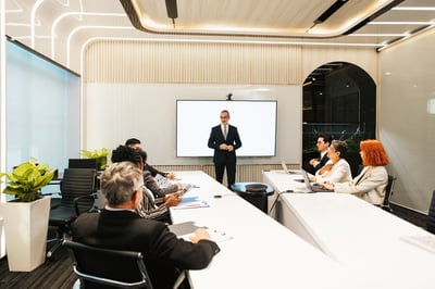 Directivos de una empresa industrial analizando su estrucutura salarial