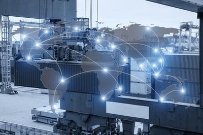 Terminal portuaria con contenedores y silueta de mapamundi conectado por rutas, representando el movimiento global de la producción industrial