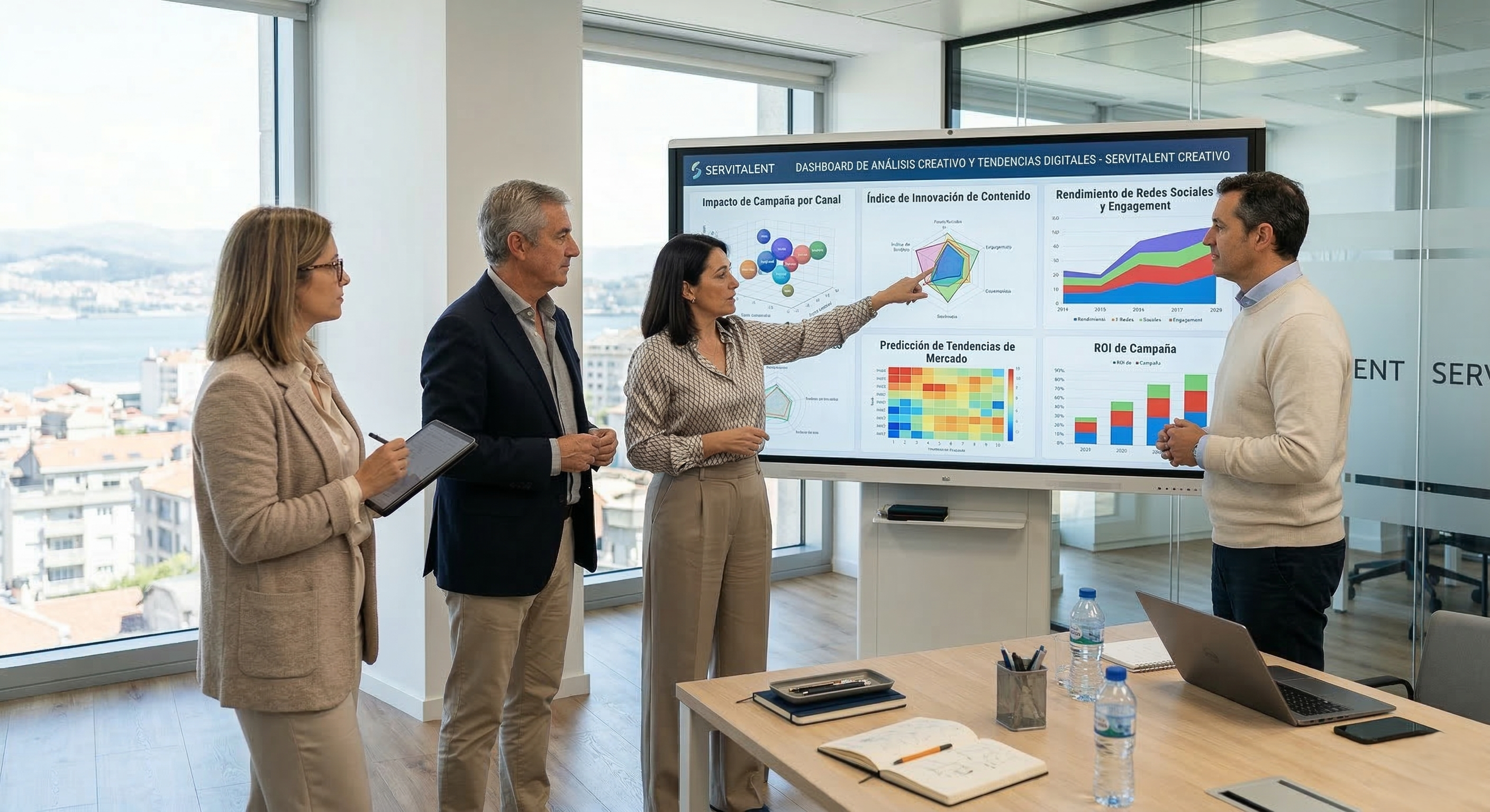 Directores de RRHH analizando analítica de talento y competencias directivas en un panel digital de Servitalent.