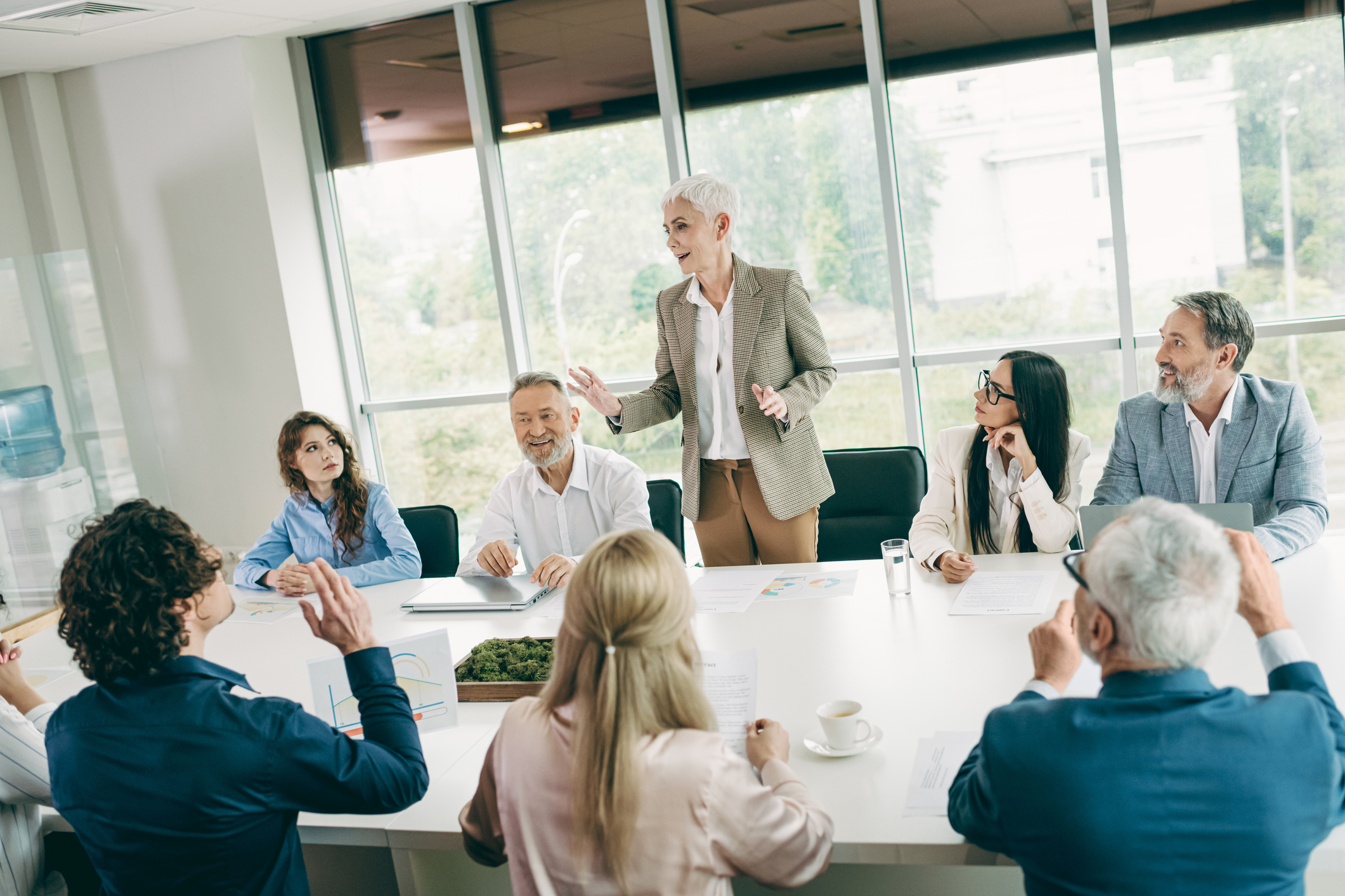 Una interim manager en una reunion de negocios liderando un equipo para superar los retos críticos del 2026