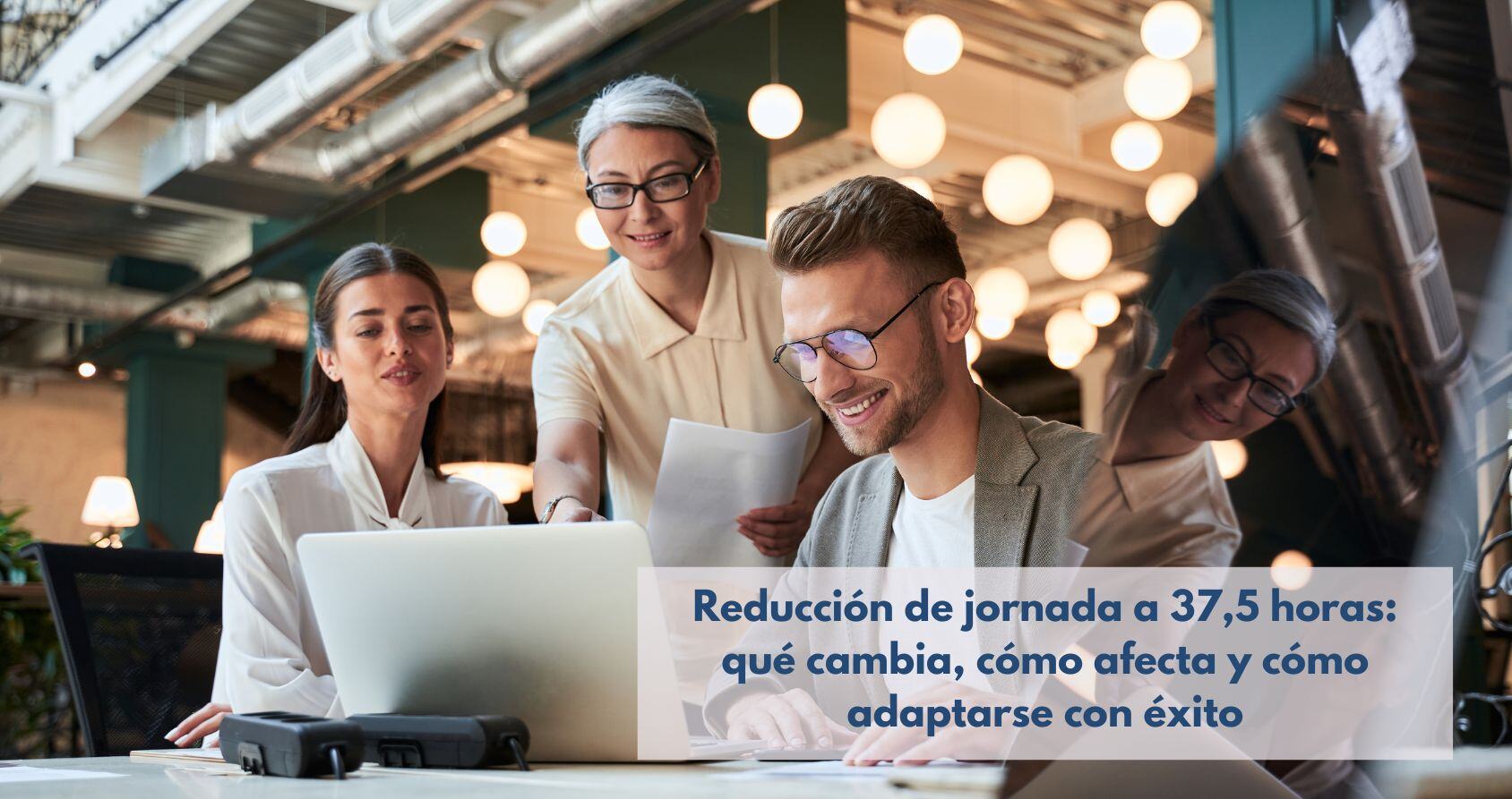 Personas trabajando en equipo, adaptando sus turnos y procesos a la nueva jornada laboral de 37,5 horas.