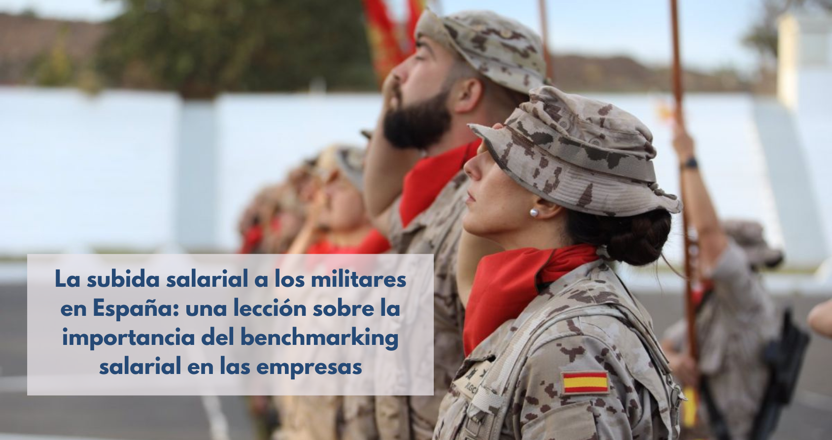 Militares en formación representando la reciente subida salarial en España, un caso que destaca la necesidad del benchmarking salarial en cualquier organización.