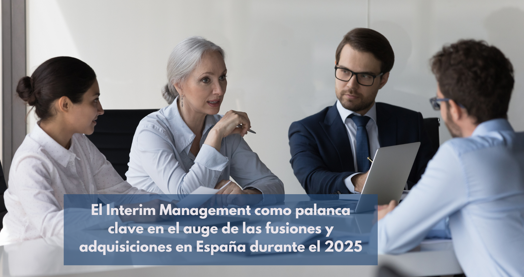 Interim managers liderando la integración de empresas en un proceso de fusión y adquisición en España en 2025.