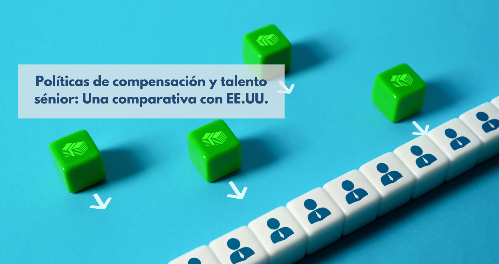La fotografía ilustra el concepto de políticas de compensación y talento sénior mediante una composición simbólica. Una hilera de cubos blancos, cada uno representando individuos o talento, se alinea en diagonal sobre un fondo azul vibrante. Cuatro cubos verdes, con un icono de crecimiento o tendencias positivas, se distribuyen estratégicamente alrededor, apuntando con flechas blancas hacia la línea de talento.