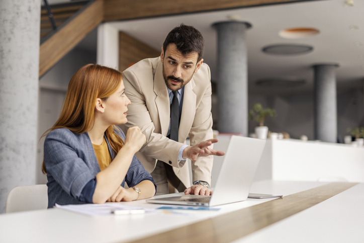 Equipo directivo analizando resultados de una evaluación competencial antes de realizar una promoción interna