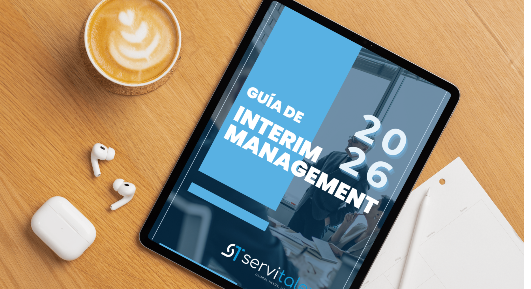 Mockup de la Guía de Interim Management 2026 de Servitalent en una tablet sobre escritorio profesional.