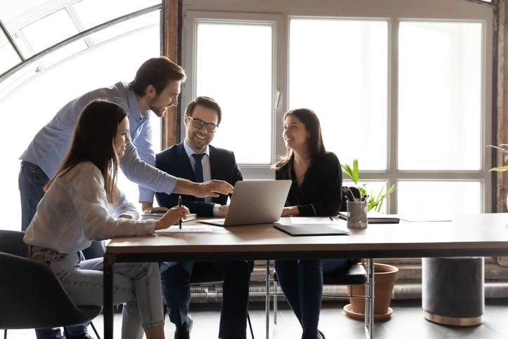 Comité de dirección industrial evaluando competencias de liderazgo ante la transformación con inteligencia artificial