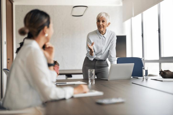 Interim manager mentorizando al equipo y asesorando en la toma de decisiones