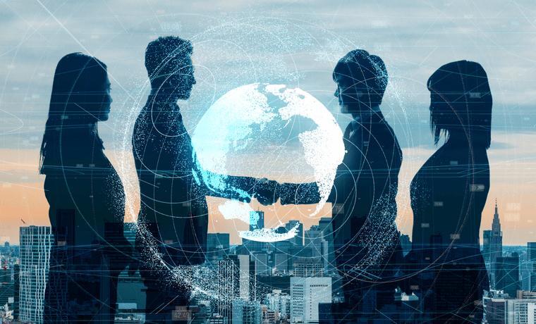 Siluetas de cuatro directivos cara a cara alrededor de un globo terráqueo digital con un apretón de manos superpuesto, sobre un fondo de rascacielos al atardecer y una red de líneas de datos conectando el mundo.