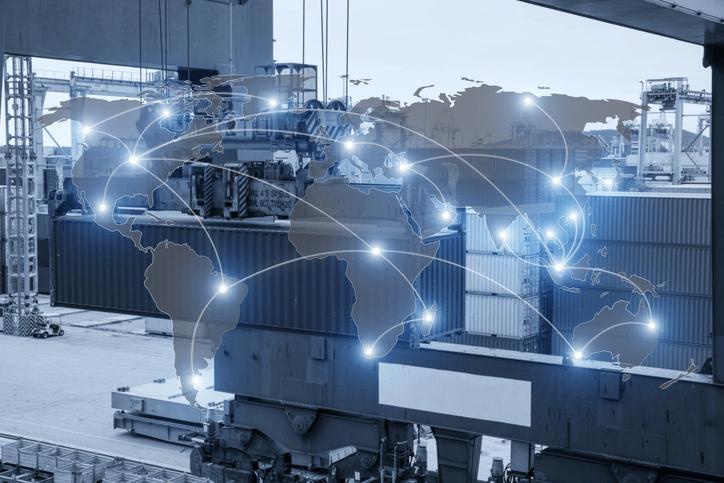 Terminal portuaria con contenedores y silueta de mapamundi conectado por rutas, representando el movimiento global de la producción industrial